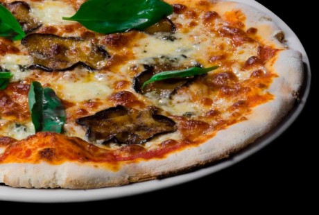 Vicolo En Vicolo Pub Pizzería podrás disfrutar en su acogedora terraza de una verdadera pizza italiana.